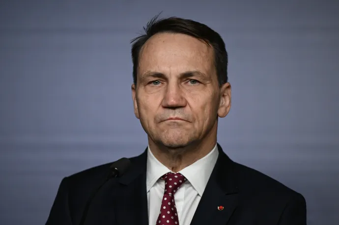 A lengyel külügyminiszter nem tudja garantálni, hogy nem tartóztatnák le Putyint, ha a légterükön át repülne Budapestre