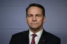 A lengyel külügyminiszter nem tudja garantálni, hogy nem tartóztatnák le Putyint, ha a légterükön át repülne Budapestre