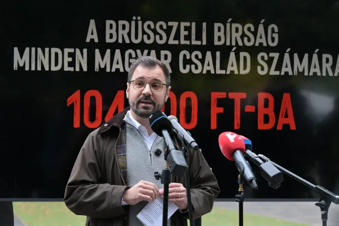 300 millió forintból valósítja meg migrációellenes kampányát az Alapjogokért Központ, a Keletinél történt vetítésre is ebből jutott