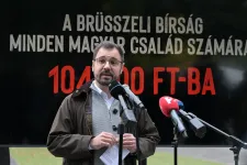 300 millió forintból valósítja meg migrációellenes kampányát az Alapjogokért Központ, a Keletinél történt vetítésre is ebből jutott