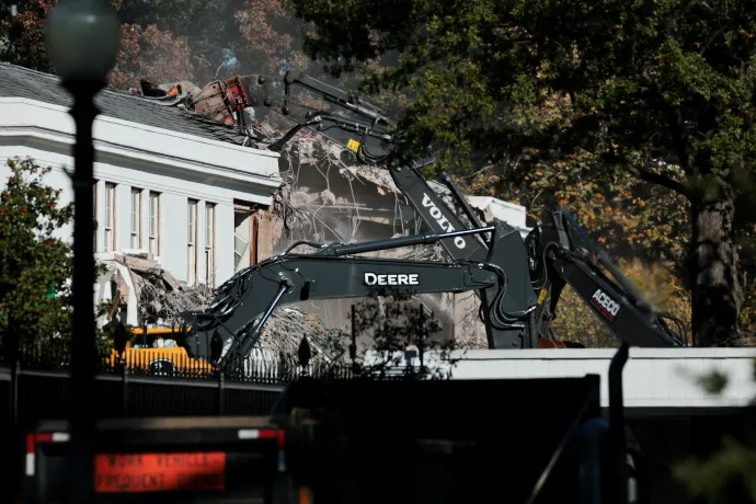 Markolók dolgoznak a Fehér Ház épületrészének bontásán – Fotó: Jonathan Ernst / Reuters