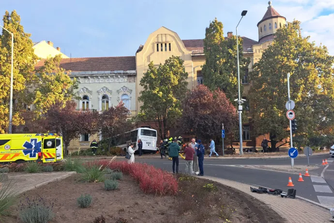 A szolnoki Varga Katalin Gimnázium épületébe csapódott egy busz, 23-an megsérültek
