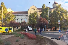 A szolnoki Varga Katalin Gimnázium épületébe csapódott egy busz, 23-an megsérültek