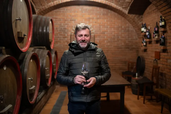 Darko Kelenc a lendvahegyi pincéjében – Fotó: Bődey János / Telex