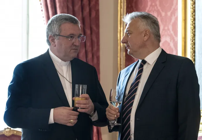 Veres András győri megyéspüspök, a Magyar Katolikus Püspöki Konferencia korábbi elnöke és Semjén Zsolt nemzetpolitikáért, egyházügyekért és nemzetiségekért felelős tárca nélküli miniszter 2018. december 18-án, a Sándor-palotában, ahol Áder János köztársasági elnök adventi díszebéden látta vendégül a magyarországi egyházi vezetőket – Fotó: Szigetváry Zsolt / MTI