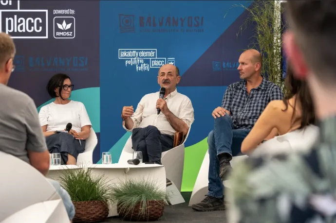 Tusványosi kulturális panel résztvevői balról jobbra: Brendus Réka, főosztályvezető, Nemzetpolitikai Államtitkárság, Kelemen László, az Erdélyi Hagyományok Háza Alapítvány elnöke, Gergely Balázs, az EMKE elnöke – Fotó: Tamás Zsófia / Transtelex