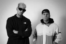 „Baj van, nem halljátok a gyereküvöltést” – üzeni a Fidesznek új számában a Hősök