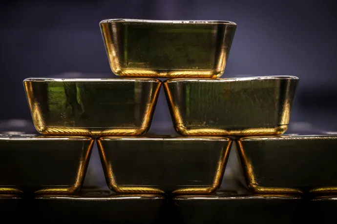 Nagyot zuhant az aranyárfolyam, de hosszabb távon marad a káosz, ami eddig repítette