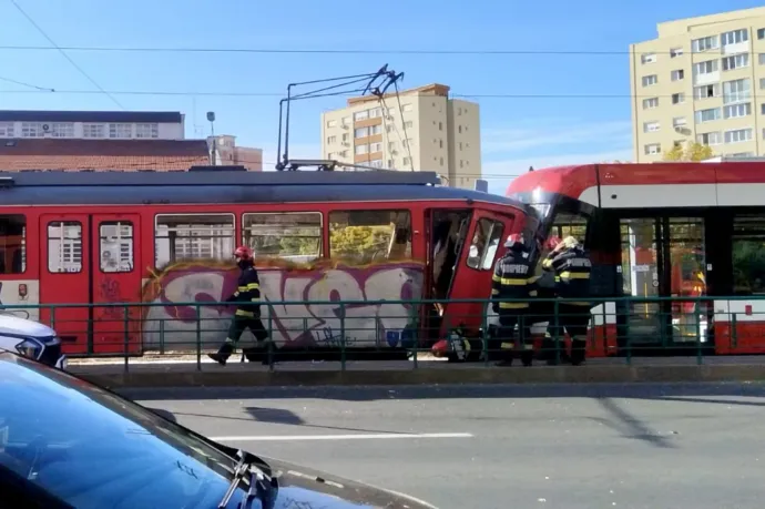 Vezetője nélkül gurult ki a telephelyről egy villamos Aradon, összeütközött egy másik villamossal