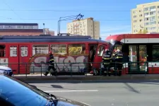 Vezetője nélkül gurult ki a telephelyről egy villamos Aradon, összeütközött egy másik villamossal
