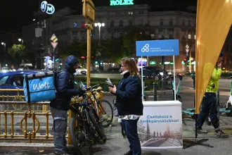 Tudod, mi az a két szó, amit a magyarok mondanak, ha meglátnak egy külföldi bringás ételfutárt?