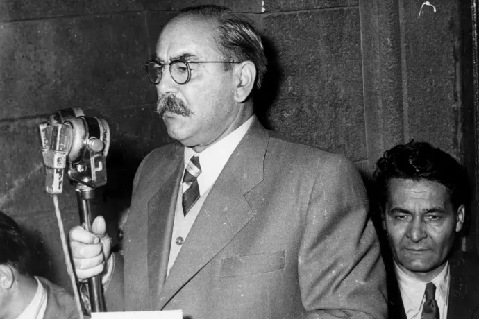 1956. október 23-án Nagy Imre beszél a forradalmi tömeghez a Kossuth téren – Fotó: Album023 / Fortepan
