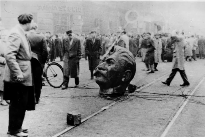 A ledöntött Sztálin-szobor darabja 1956. október 23-án – Fotó: Keystone / Getty Images
