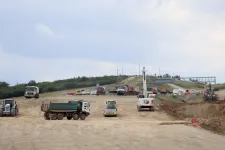 Lázár minisztériuma perrel fenyegeti a Strabagot, ha késnek az M30-as autópálya javításával