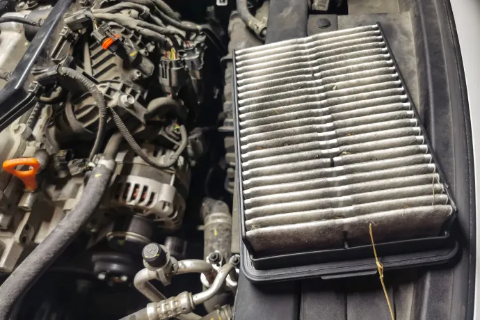 A beavatkozás előtt állítólag több szerelő is kereste a hibát, de a jelek szerint a légszűrőt régóta nem cserélte ki senki – Fotó: Jávor Gábor