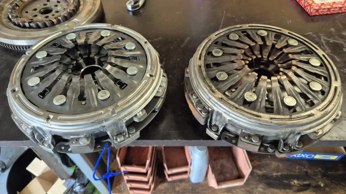 A hétfokozatú DCT, vagyis dupla kuplungos váltó két kuplungszerkezete – Fotó: Jávor Gábor