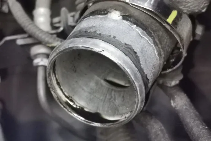 Mindössze 83 ezer kilométernél látható olajszivárgás a turbóban (fent) és alaposan lekokszolódott szívószelepek (lent) – Fotó: Jávor Gábor