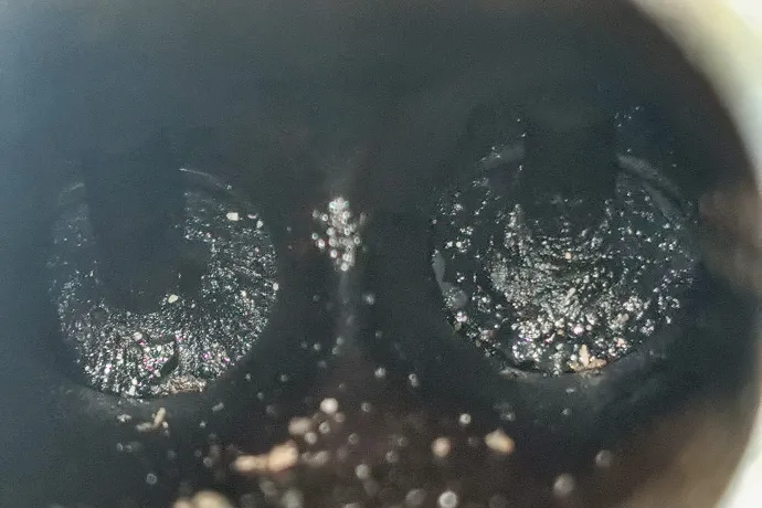 Mindössze 83 ezer kilométernél látható olajszivárgás a turbóban (fent) és alaposan lekokszolódott szívószelepek (lent) – Fotó: Jávor Gábor