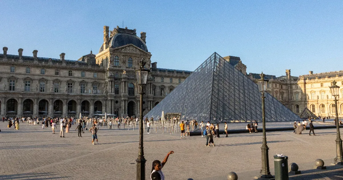 A Louvre kirablása után a múzeum igazgatója beadta a lemondását, de a kulturális miniszter nem fogadta el azt