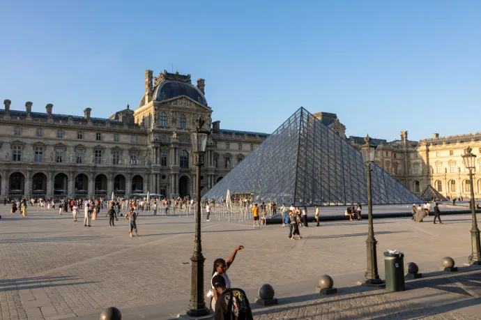 A Louvre kirablása után a múzeum igazgatója beadta a lemondását, de a kulturális miniszter nem fogadta el azt