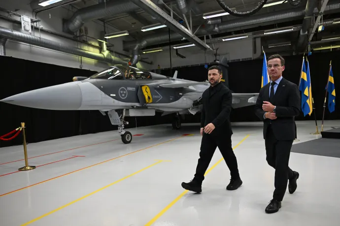 Volodimir Zelenszkij ukrán elnök és Ulf Kristersson svéd miniszterelnök egy Gripen mellett sétál el a Saab linköpingi gyárában 2025. október 22-én – Fotó: Jonathan Nackstrand / AFP