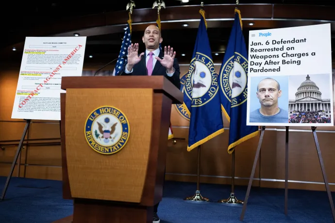 Hakeem Jeffries, a képviselőház demokrata frakciójának vezetője tartja heti sajtótájékoztatóját a Capitolium látogatóközpontjában, 2025. január 23-án. A táblán Daniel Ball, a január 6-án kegyelemben részesített vádlott képe látható, akit fegyverrel kapcsolatos vádak miatt tartóztattak le – Fotó: Tom Williams / CQ-Roll Call / Getty Images