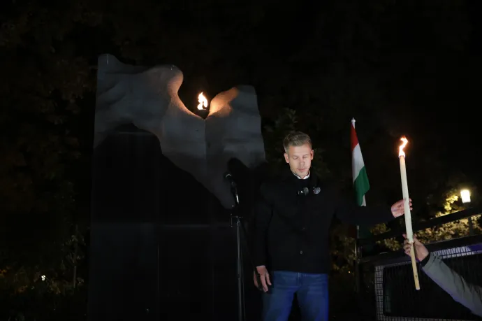 Magyar Péter a Forradalom Lángja emlékműnél 2025. október 22-én – Fotó: Hevesi-Szabó Lujza / Telex