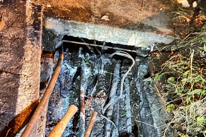 Kicserélték az elégett vasúti kábeleket, de Győrszabadhegynél még mindig nem működnek a sorompók