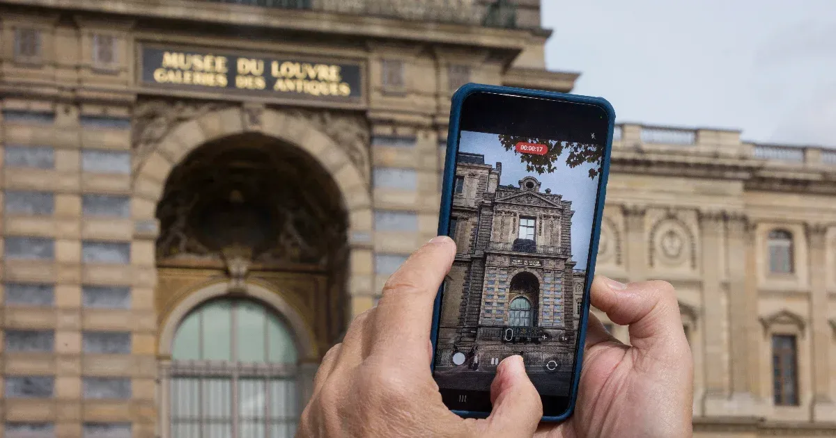 Egyetlen biztonsági kamera figyelte a Louvre azon falát, ahol betörtek a rablók, de az sem az érintett erkélyre nézett