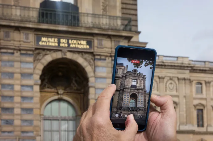 Egyetlen biztonsági kamera figyelte a Louvre azon falát, ahol betörtek a rablók, de az sem az érintett erkélyre nézett