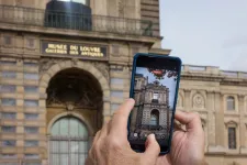 Egyetlen biztonsági kamera figyelte a Louvre azon falát, ahol betörtek a rablók, de az sem az érintett erkélyre nézett