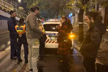 Rendőrök vitték be a Kutyapárt aktivistáit, akik a Békemenet útvonalára írtak üzeneteket