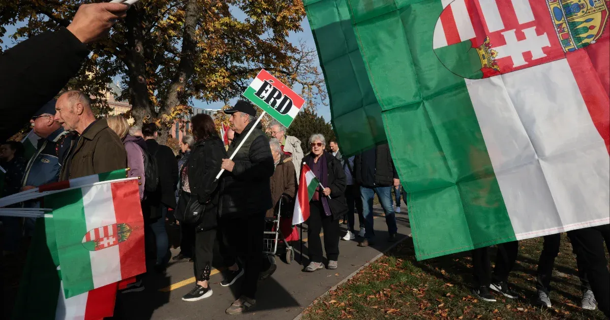 Gyűlik a tömeg a Békemenetre, hamarosan kezdődnek a tömegrendezvények október 23-án