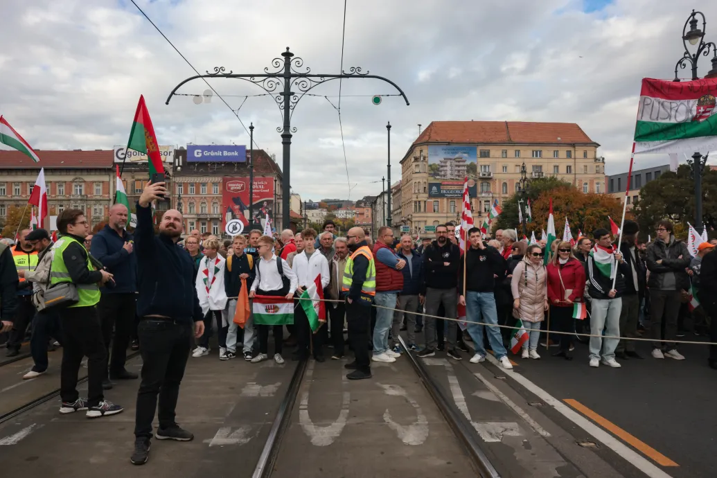 Gyűlik a tömeg a Békemenetre, hamarosan kezdődnek a tömegrendezvények október 23-án – Forrás: Telex.hu