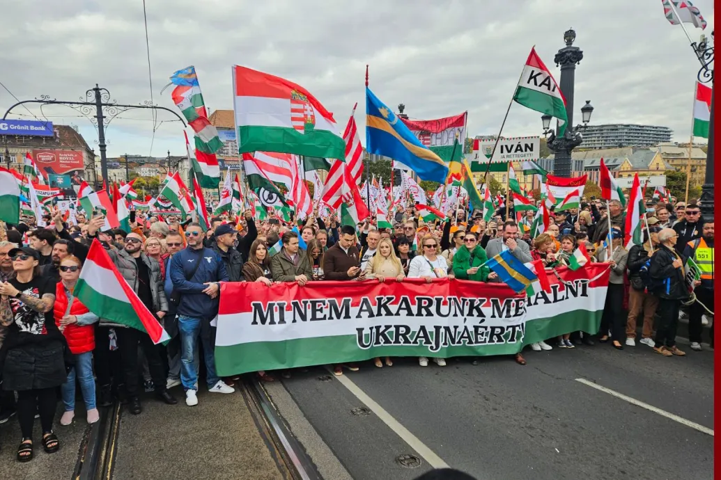 Gyűlik a tömeg a Békemenetre, hamarosan kezdődnek a tömegrendezvények október 23-án