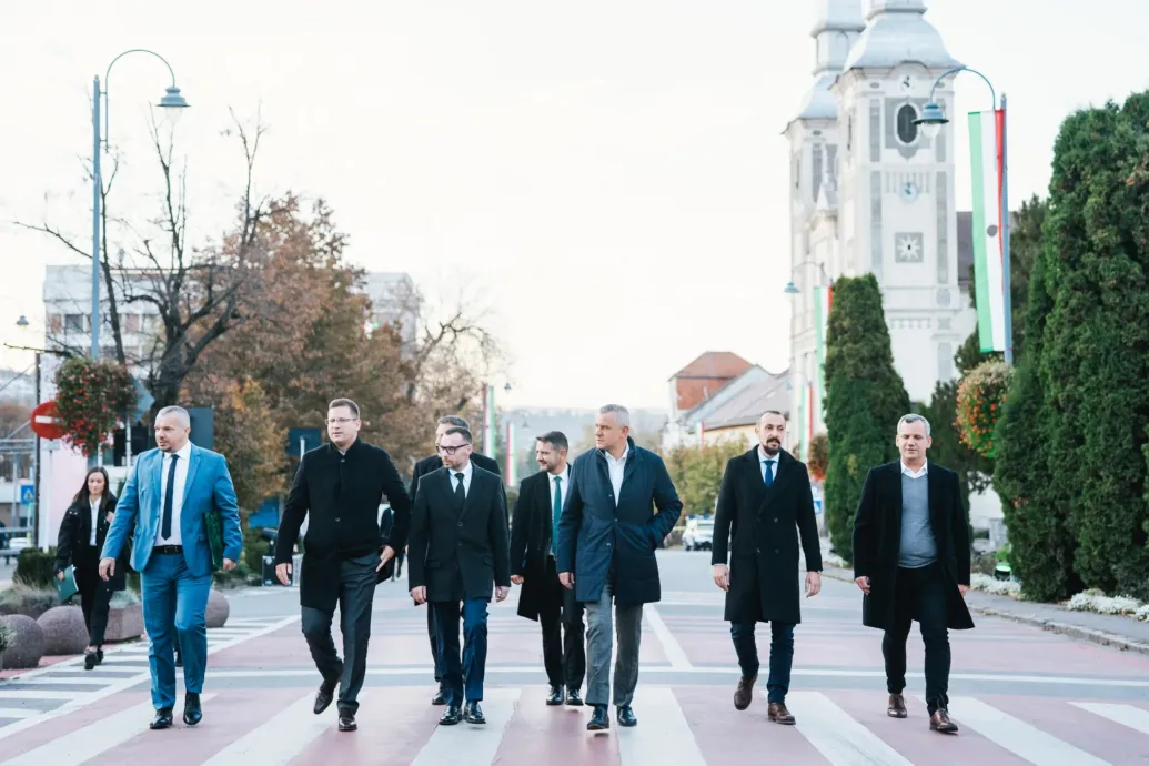 Gulyás Gergely koszorúzással, fáklyás felvonulással, majd zártkörű pezsgőzéssel ünnepelte Erdélyben október 23-át