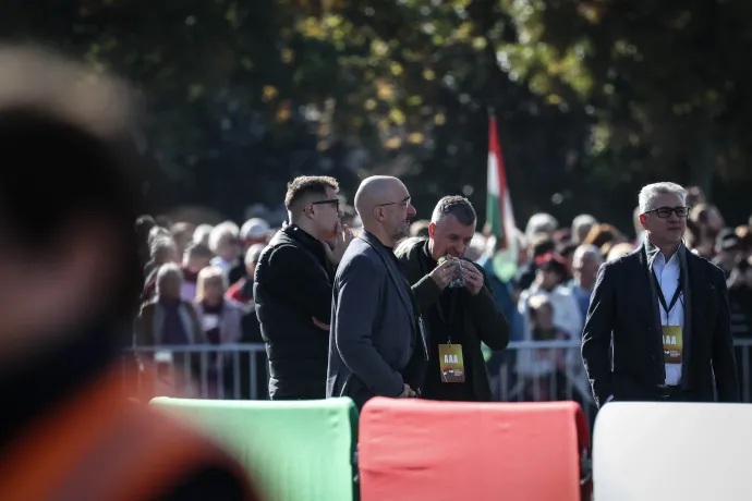 Kubatov Gábor szendvicsezik a Kossuth téren – Fotó: Huszti István / Telex