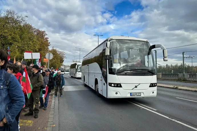 Buszok hozzák a résztvevőket a Békemenetre – Fotó: Horváth Dóra / Telex