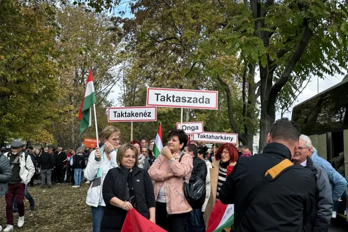 Buszok hozzák a résztvevőket a Békemenetre – Fotó: Horváth Dóra / Telex