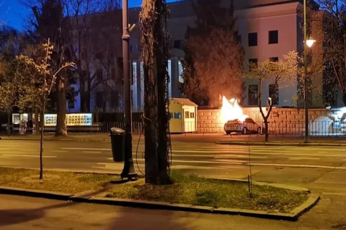 Megpróbált nekihajtani a bukaresti orosz nagykövetségnek egy román fogorvos