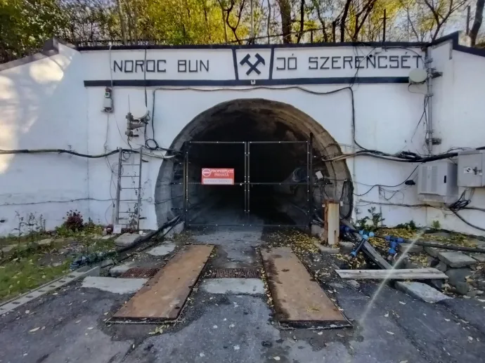 A parajdi sóbánya lezárt bejárata és a hivatala, ahol nem a munka ölte meg az alkalmazottak idegeit, hanem az unalom. A háború előtti csendnek azonban decembertől vége, mert elbocsátások kezdődnek az alkalmazottak szerint – Fotó: Tőkés Hunor / Transtelex
