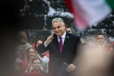 Le kell jönni a gépről, beszélni a megtévesztett magyarokkal és suhintani egyet – idézetek Orbán Viktor beszédéből