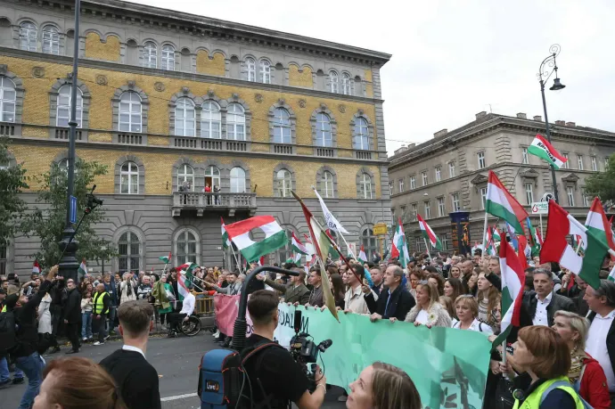 A tömeg eleje a Kodály köröndnél és tömött Andrássy út az Operánál – Fotó: Melegh Noémi Napsugár / Telex