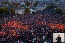 Orbán elé kellett járulni, Magyar viszont az emberek közé vitte az ünnepet