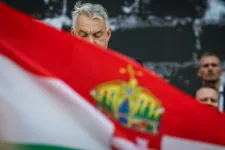 Gripenek és 56 másodperces néma csend – Fotókon október 23.