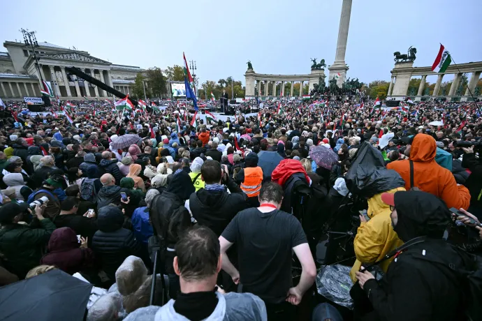 Tömeg a Hősök terén – Fotó: Kisbenedek Attila / AFP