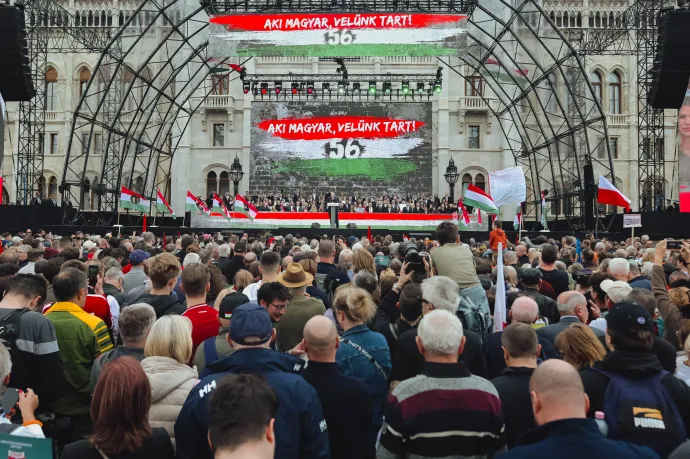 Orbán Viktort hallgatják az Országház előtt – Fotó: Németi Róbert / Anadolu / AFP