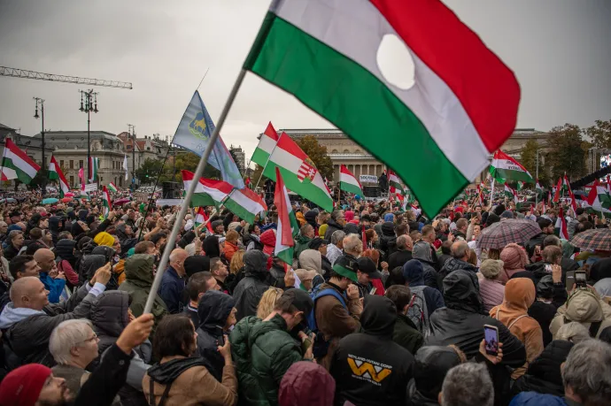 Political Capital: A Fidesz és a Tisza is azokhoz a főszereplőkhöz szólt, akik ott sem voltak a képeken