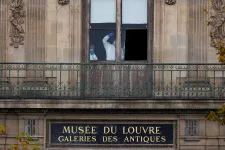 Bőven találtak DNS-nyomokat a Louvre-t kirámoló tolvajok után
