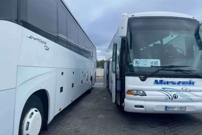 A Békemenetre érkező buszok jól felismerhetők a CÖF parkolókártyákról – Fotó: Molnár Réka / Telex